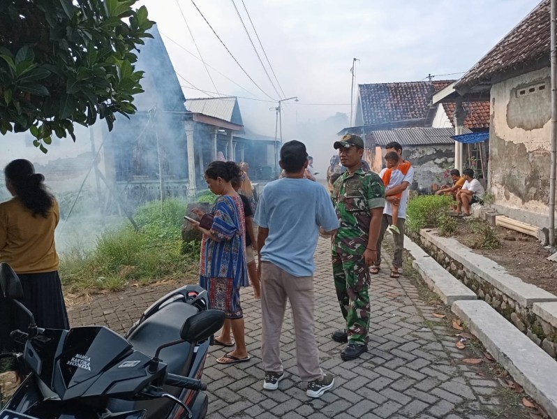 Sertu Edi Lakukan Fogging di Desa Kebontemu untuk Cegah Penyebaran DBD