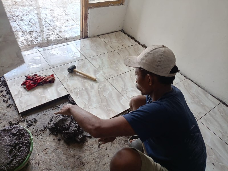 Pemasangan Keramik RTLH Bapak Suyitno Dimulai, Satgas TMMD Percepat Tahap Finishing
