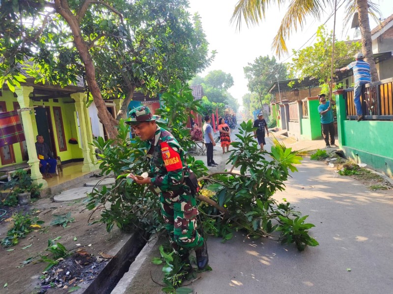 Sertu Endro Gotong-Royong Wujudkan Lingkungan Bersih Jelang HUT RI