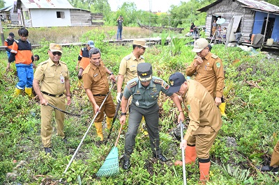 Penanggulangan Malaria, Bupati Rohil dan Forkopimda Lakukan Gotong Royong di Sinaboi