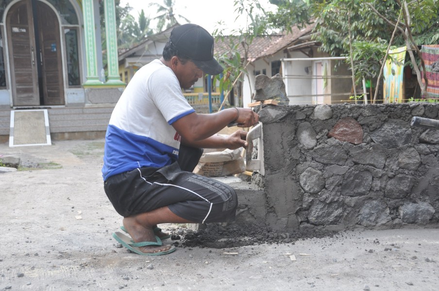 Warga Lembenah Antusias Bantu Satgas TMMD, Pembuatan Box Gorong-gorong Dikerjakan Bersama