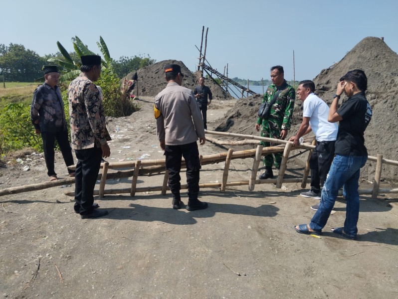 Babinsa Koramil Plandaan Dampingi Proses Penertiban Tambang Ilegal di Desa Gebangbunder