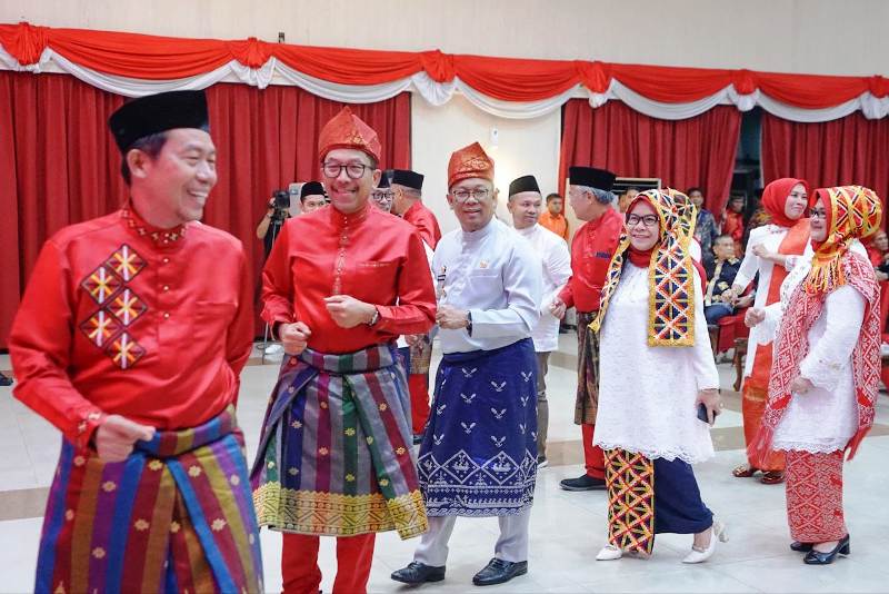 Begini Keseruan Pj Gubri Rahman Hadi Menari Randai Kuantan Bersama IKKS Pekanbaru