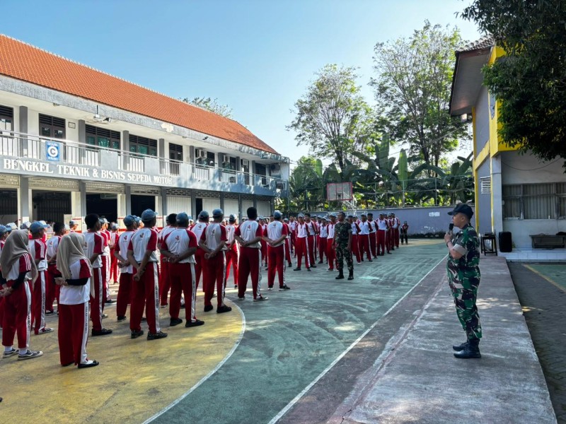 Anggota Koramil Jombang Bina Fisik dan Mental Siswa SMK Dwija Bhakti