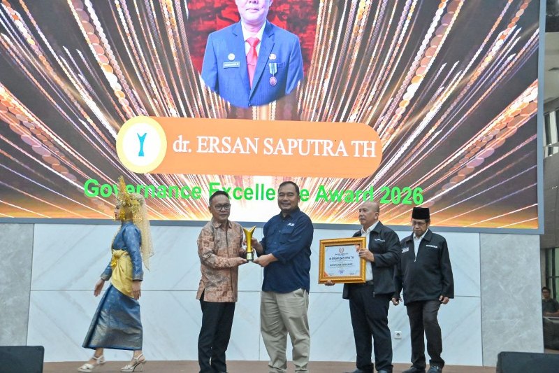 Sekdakab Ersan Terima Penghargaan Government Excellent Award