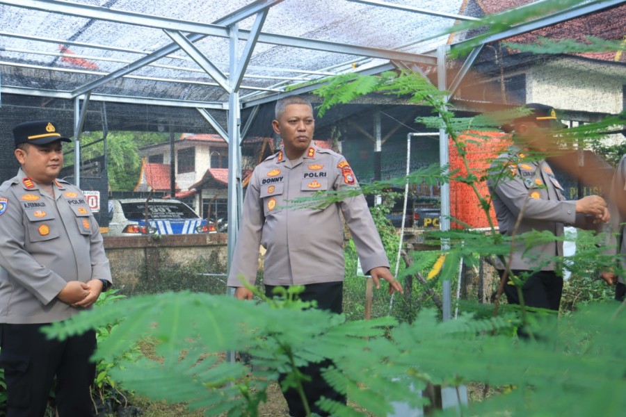 Kapolres Indragiri Hilir Bersama PJU Cek Bank Pohon dan Berikan Hadiah Pohon kepada Personel yang Berulang Tahun