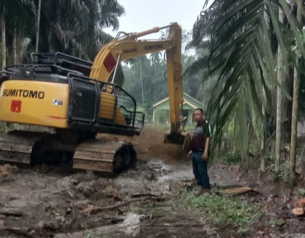 Pakai Dana Pribadi, Kades Sekara Bangun Jalan