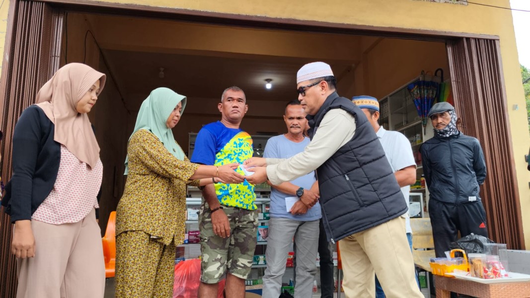 Mafirion Serahkan Bantuan untuk Korban Kebakaran di Pulau Kijang