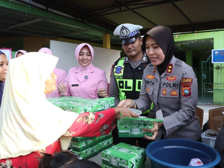 Semarak Ramadhan, Polres Karimun Gelar Pembagian Takjil Dan Buka Puasa Bersama Masyarakat.