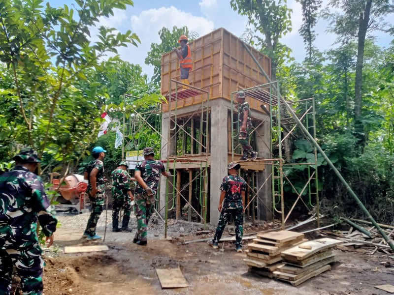 Air Bersih Mengalir Harapan Baru, Danrem 083/Baladika Jaya Tinjau Pipanisasi SPAM TMMD ke-128 di Desa Brabe