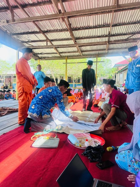 Belajar Kepedulian Melalui Praktik Penyelenggaraan Jenazah  Pesantren Kilat Ramadhan di SMPN 1 Tanah Merah