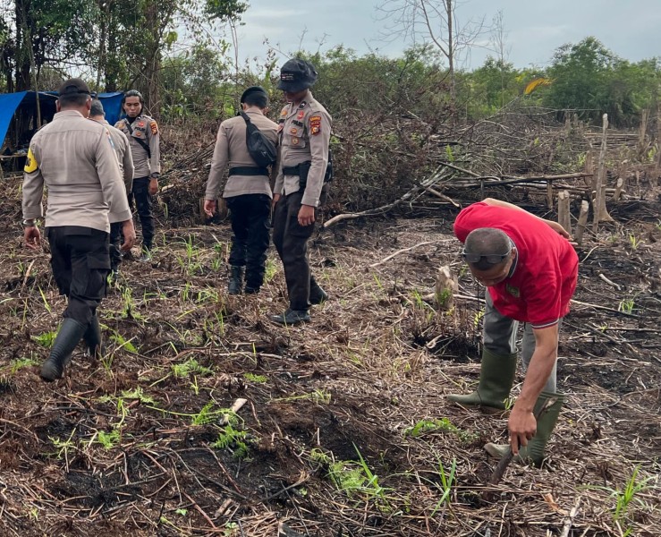 Polsek Mandah Cek Persiapan Lahan Penanaman Jagung untuk Dukung Swasembada Pangan