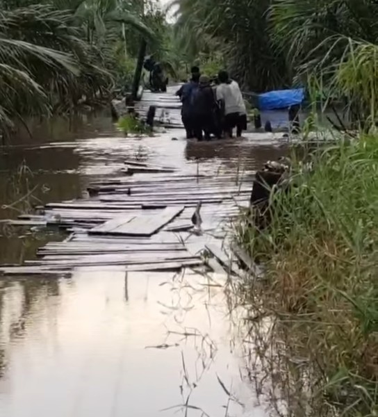 Jembatan Sialang Jaya Hanyut di Atas Air