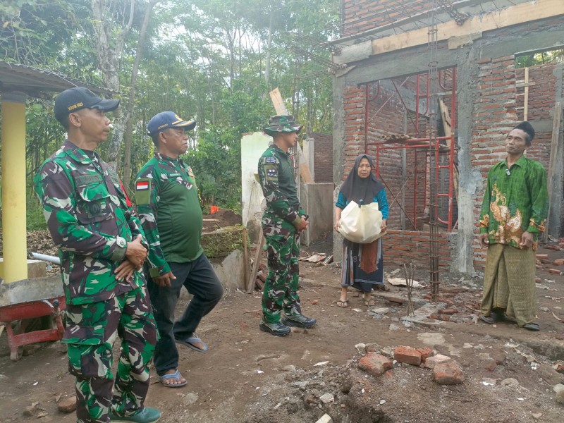 Dandim 0820 Probolinggo Tinjau Pembangunan Mushola Baiturrahim dan Serahkan Sembako untuk Warga Brabe