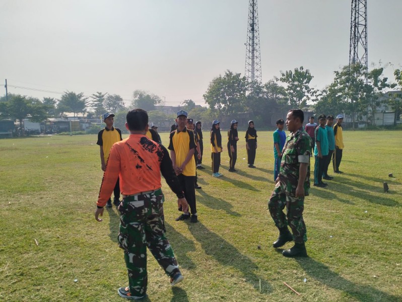 Pelda Winaryo Latih Calon Paskibraka