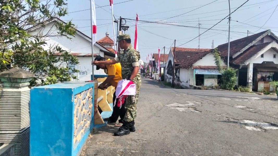 Serma Bahrul Bersama Warga Pasang Bendera Merah Putih di Desa Tejo