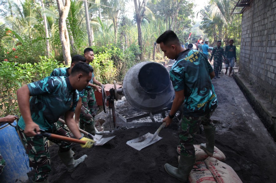 Pembuatan Adonan Rabat Beton TMMD ke-129 Terus Digenjot, Dukung Percepatan Pembangunan Jalan