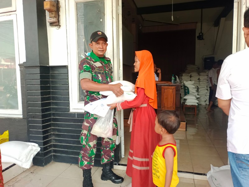 Serka Akhmad Zainal Kawal Penyaluran Bantuan Ketahanan Pangan di Desa Denanyar
