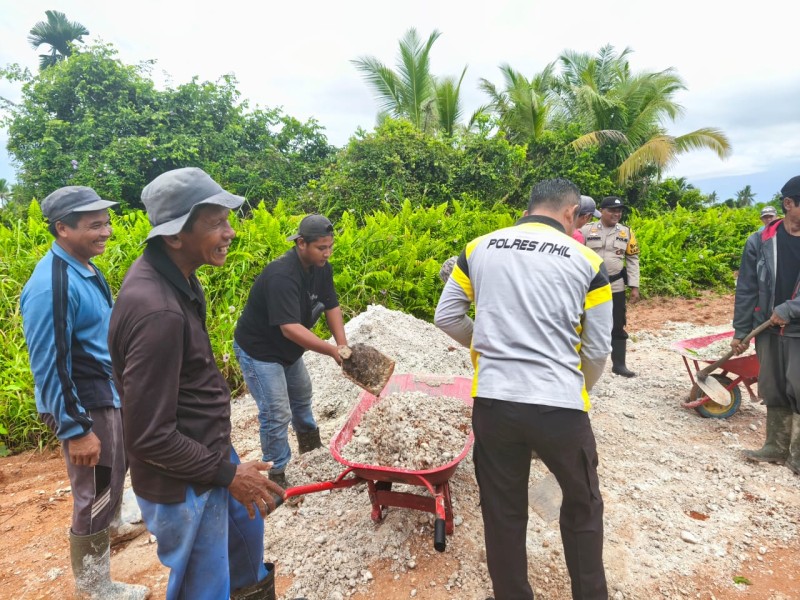 Kapolsek Sungai Batang Berbaur Gotong Royong Perbaiki Jalan