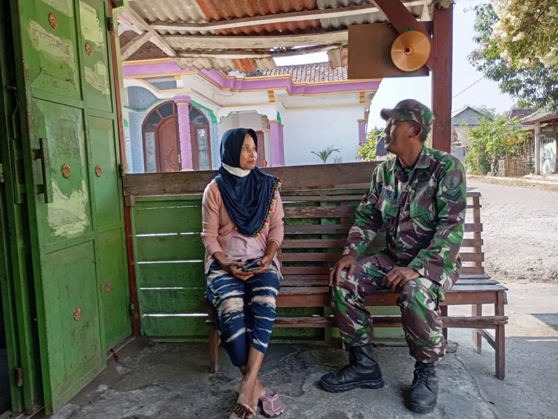 Sertu Shofi Komsos dengan Warga Banjardowo