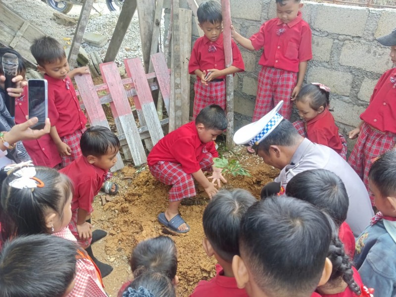 Polsek Kemuning Ajak Anak PAUD Cintai Lingkungan di Program Green Policing