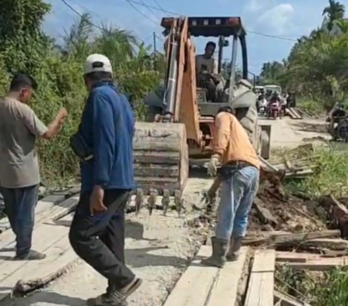 Libur Sekolah dan Nataru, Pengerjaan Jembatan di Kecamatan Keritang Tak Kondisional