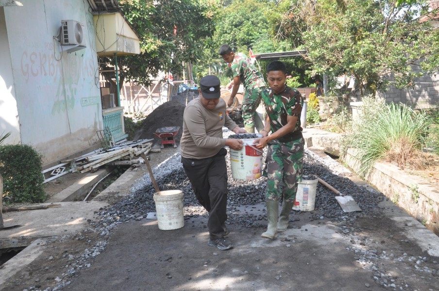Semangat Membara TNI-Polri, Prada Habibilah dan Aipda Agus Wahyunianto Kompak Bangun Rabat Beton TMMD