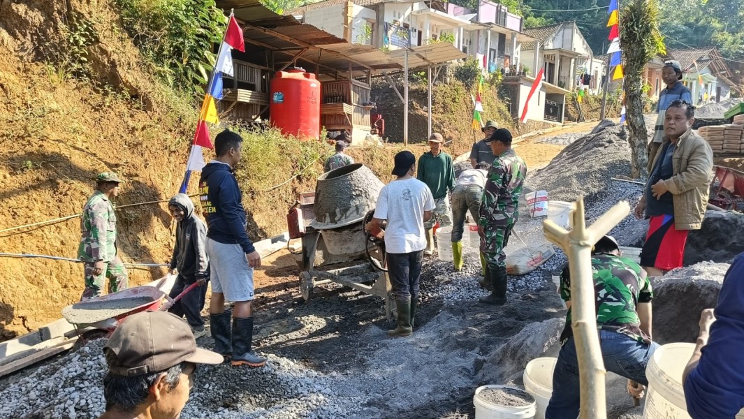 Tak Surutkan Semangat Satgas TMMD Reguler Ke-129 Kodim 0708 Purworejo Meskipun Kondisi Jalan Naik Turun