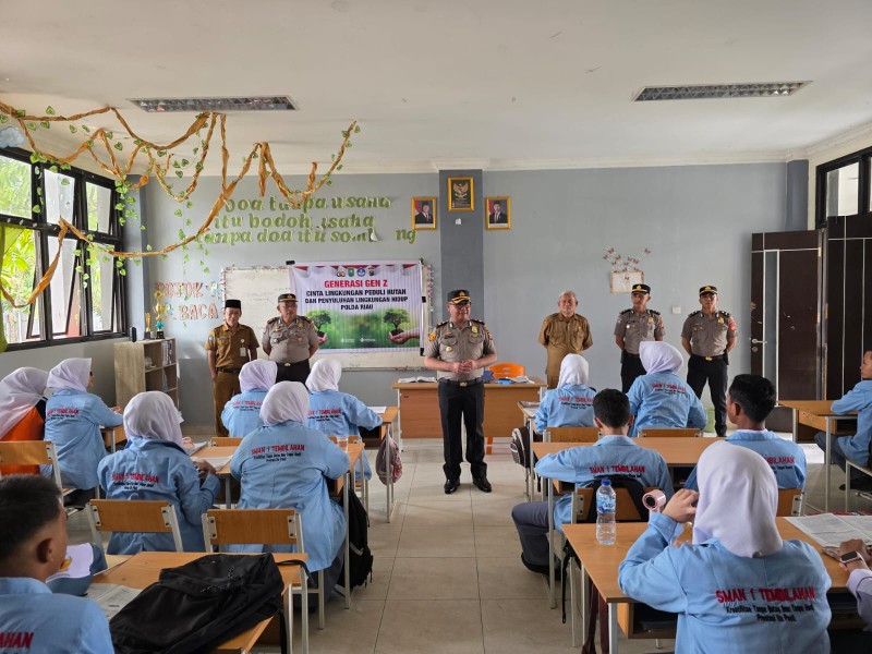 Polres Indragiri Hilir Laksanakan Program Green Policing di SMA Negeri 1 Tembilahan Hulu
