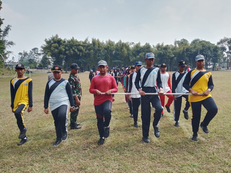 Babinsa Koramil Wonosalam Sertu Catur Latih Paskibraka