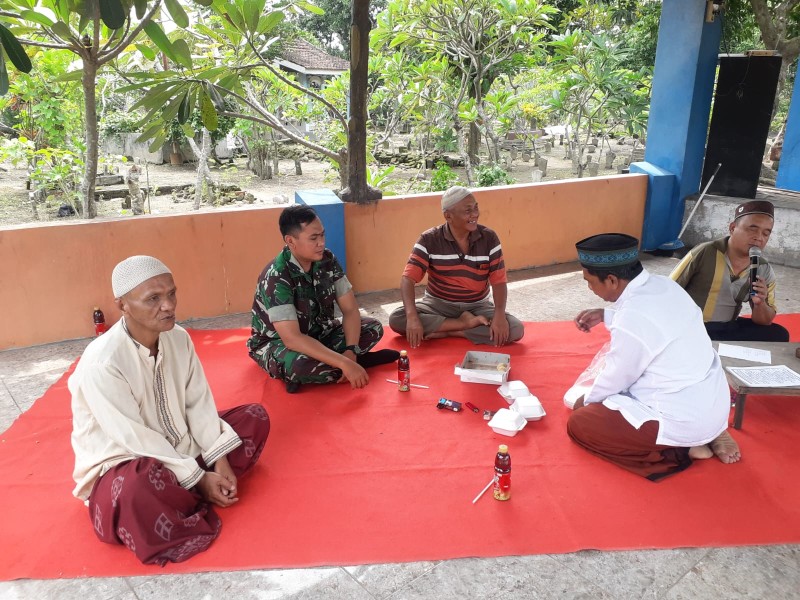 Perkuat Sinergi dengan Masyarakat, Serda Samsudin Hadiri Bersih Desa Gabusbanaran