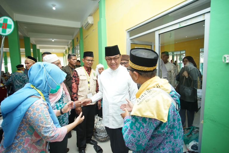 Bupati Inhil Sambut Kedatangan Jama’ah Haji Kloter 16 BTH di EHA Pekanbaru