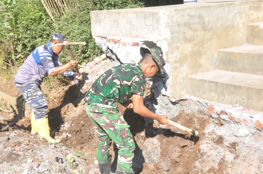 Personel Gabungan TMMD ke-129 dan Babinpotmar Posal Puger Percepat Pembangunan Drainase di Desa Ledok Tempuro