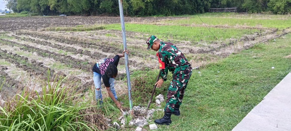 Koptu Khoirul Warga Laksanakan Perbaikan Tiang Lampu Penerangan di Desa Sumbergondang