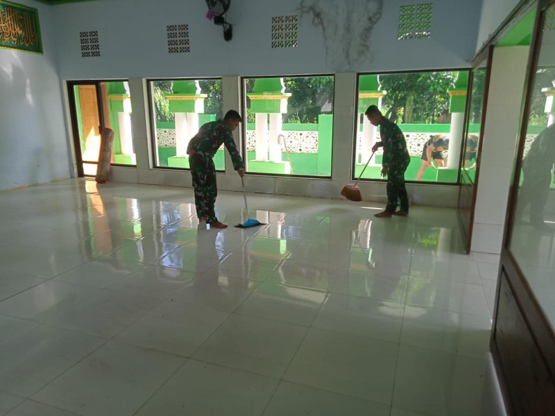 Satgas TMMD Ke-128 Kerja Bakti Bersihkan Masjid Nurul Jannah di Dusun Klagin