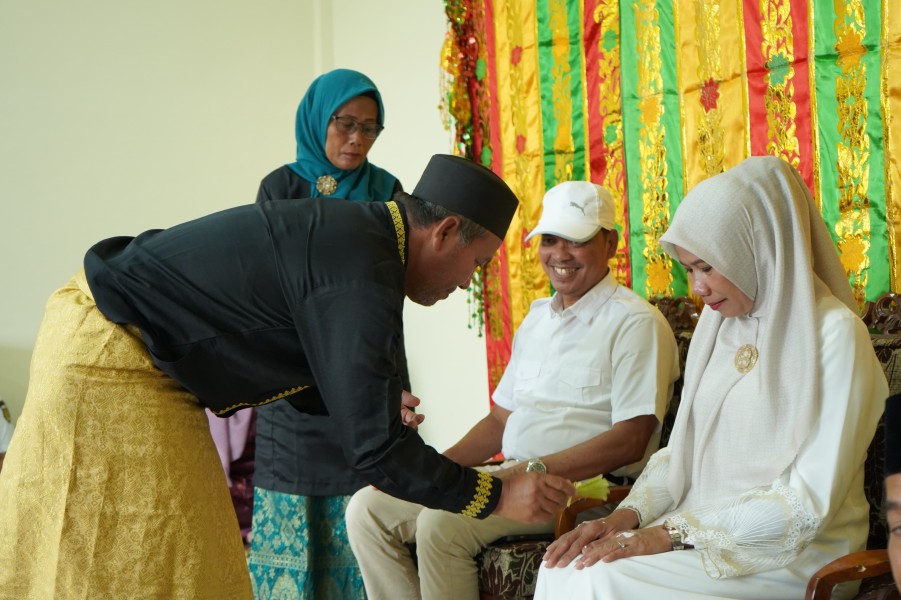 Kedatangan Wabup Yuliantini Ke Mandah, Disambut Dengan Adat Melayu