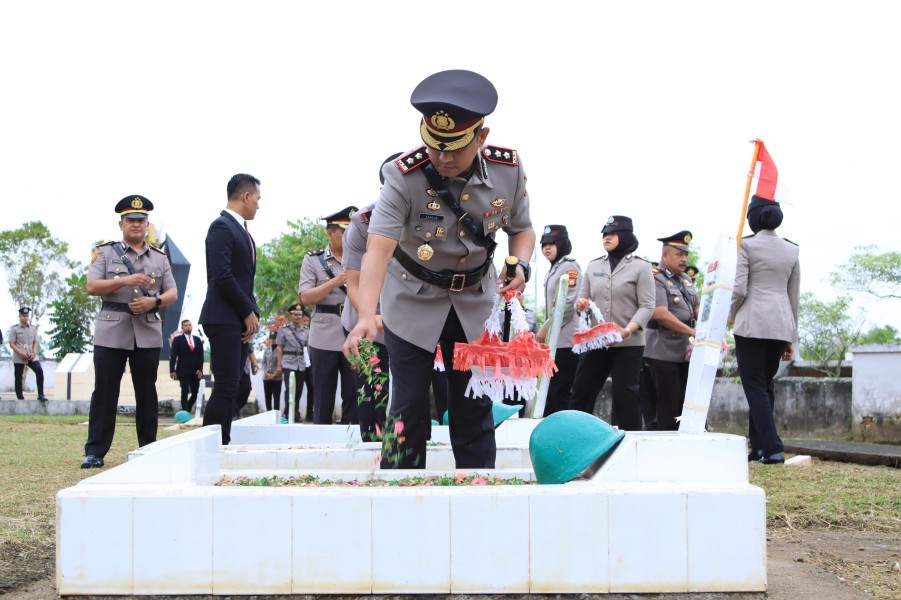 Polres Indragiri Hilir Gelar Ziarah ke TMP Yudha Bhakti Tembilahan Sambut Hari Bhayangkara ke-79