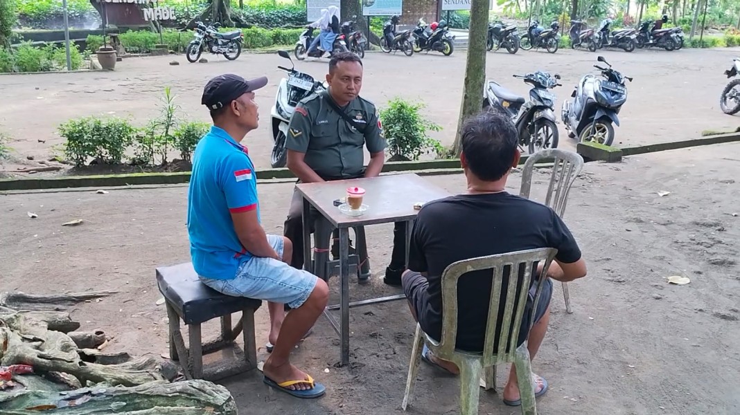 Babinsa Koramil Kudu Komsos dengan Warga Desa Ngusikan