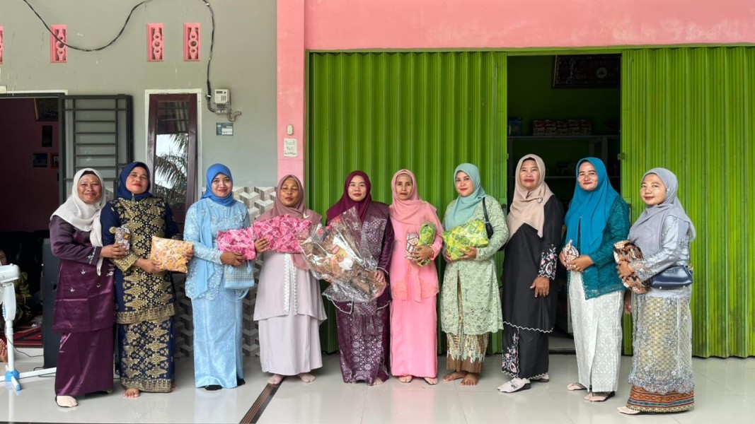 Peringati Hari Kartini, PKK Desa Sekayan Gelar Lomba Fashion Show dan Karaoke Tema Orang Tua