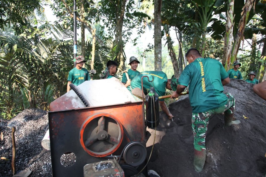 Prada Agus Nur Hidayat Operasikan Molen, Percepat Pengecoran Jalan Sasaran TMMD ke-129