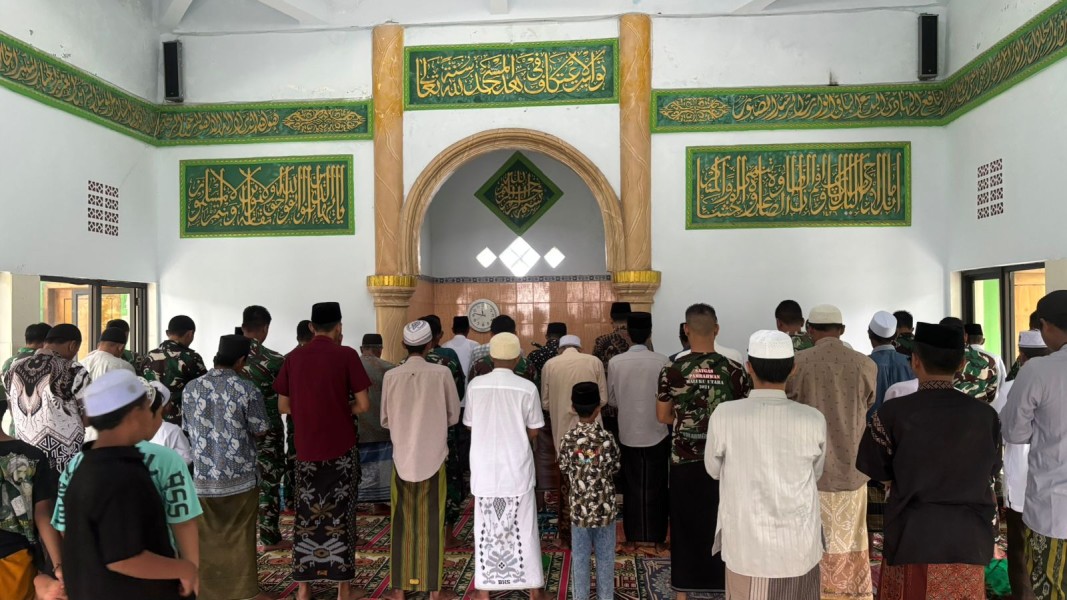 Kebersamaan Satgas TMMD Ke-128 dan Warga Terlihat Saat Sholat Dzuhur Berjamaah di Masjid Nurul Jannah