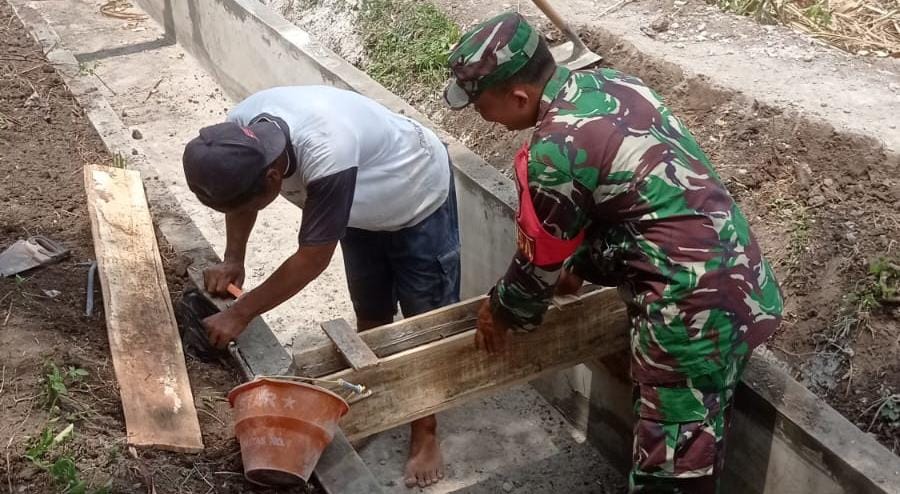 Babinsa Koramil Jogoroto Bantu Bangun Saluran Irigasi di Desa Jogoroto