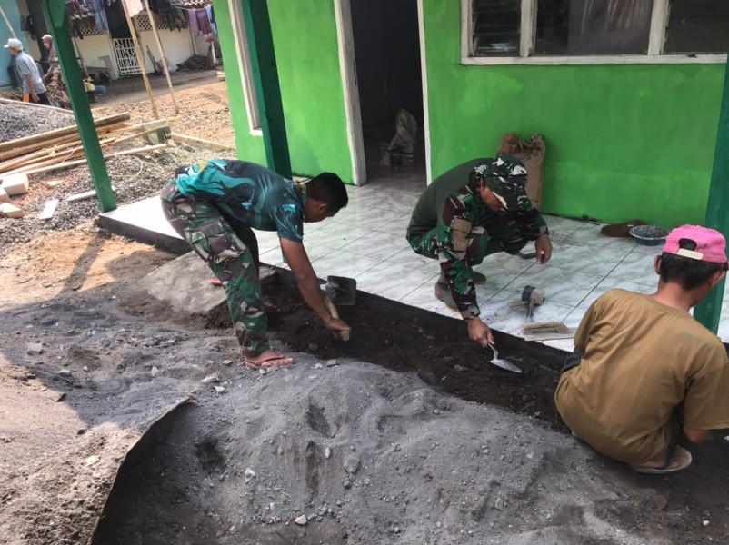 Sertu Yuli Ujiono Teruskan Pemasangan Keramik, RTLH Ibu Tuha Masuk Tahap Finishing