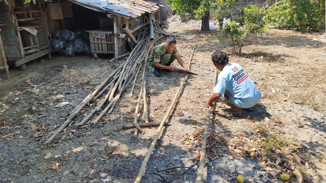 Babinsa Koramil Kabuh Koptu Rahmat Gotong-Royong Persiapkan Pemasangan Bendera Merah Putih