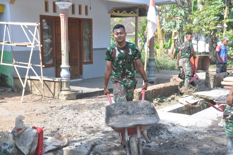 Arco Tetap Jadi Andalan Satgas TMMD, Prada Ahmad Afandi Percepat Distribusi Material Pengecoran