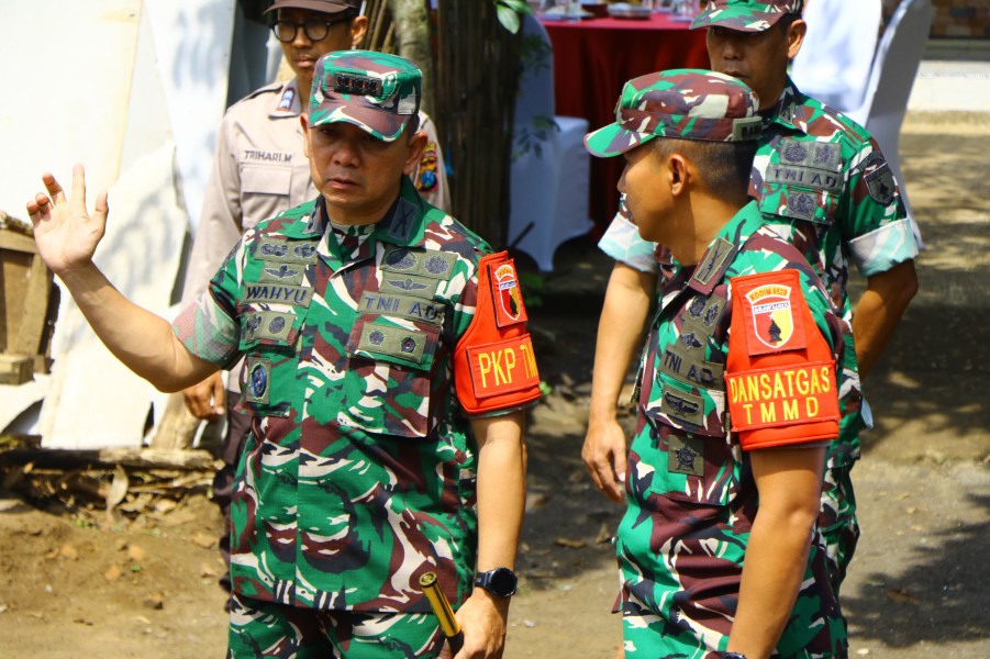 Danrem 083/Baladika Jaya Terima Paparan Singkat Progres TMMD Ke-128 di Desa Brabe.