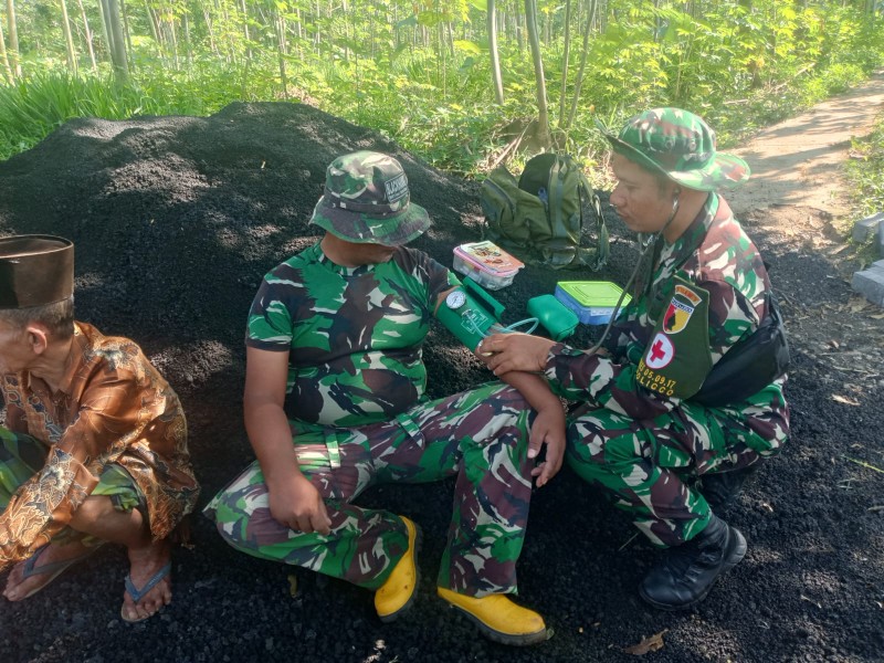 Keterlibatan Poliklinik Kesehatan (Polkes) TNI AD 05-09-17 Probolinggo dalam kegiatan TNI Manunggal Membangun Desa (TMMD) ke-128