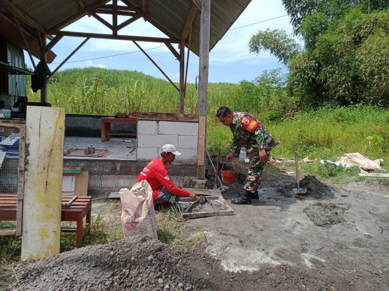 Koptu Devy Bantu Bangun Rumah Warga Desa Marmoyo
