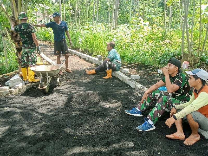 Keakraban Satgas TMMD Probolinggo dan Warga Desa Brabe Maron Menguat di Tengah Pengerjaan Pavingisasi