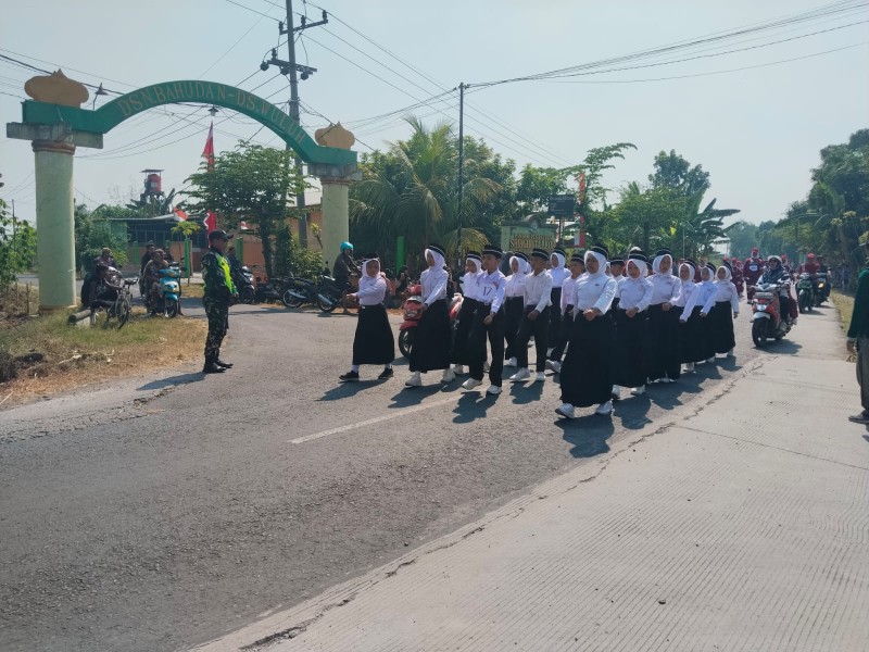 Sertu Anas Kesamben Kawal Lomba Gerak Jalan